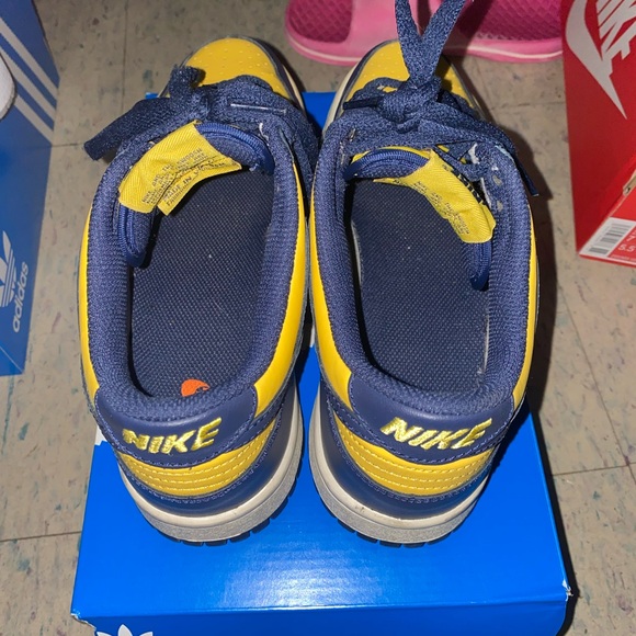 Dunks Michigan
Size 5 in boys, 7 in women’s - Picture 3 of 4